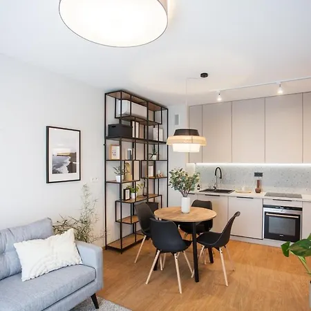 Spacious Apartment *