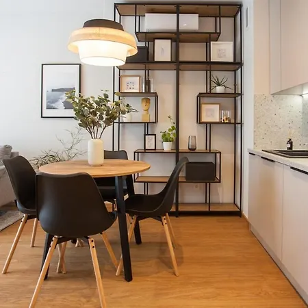 Spacious Apartment *